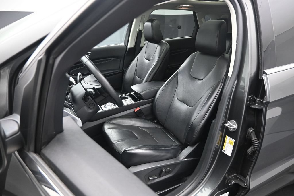 Used 2020 Ford Edge Titanium w/ Equipment Group 301A AWD/4WD image 9