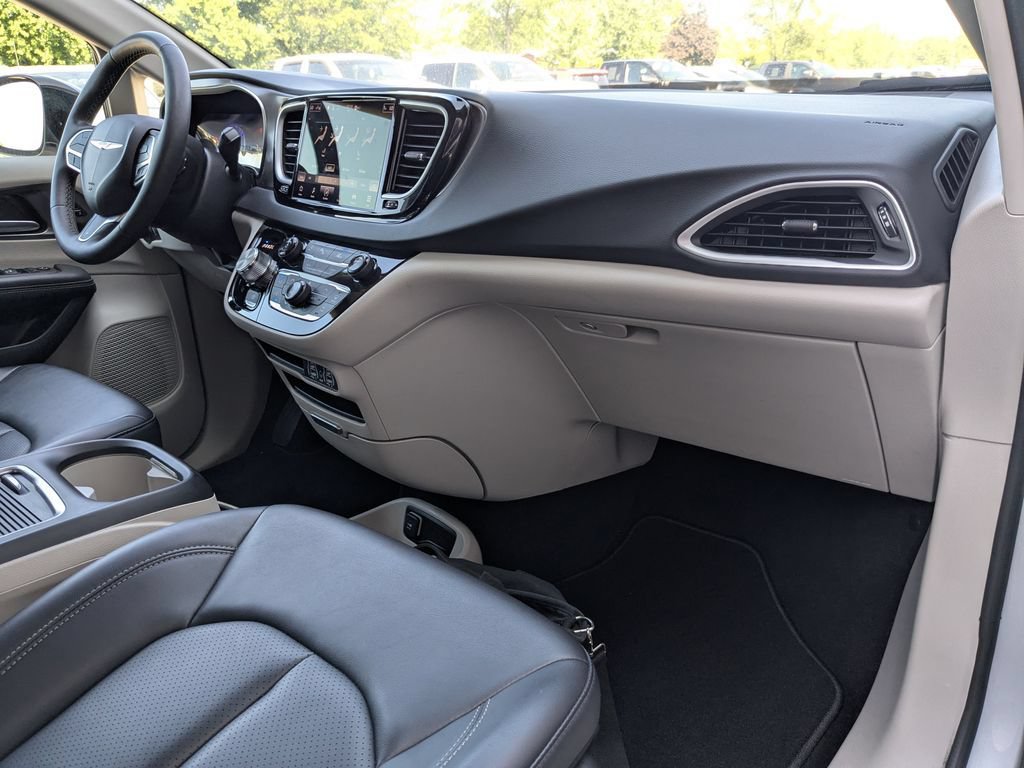 Used 2024 Chrysler Pacifica Touring-L FWD image 12