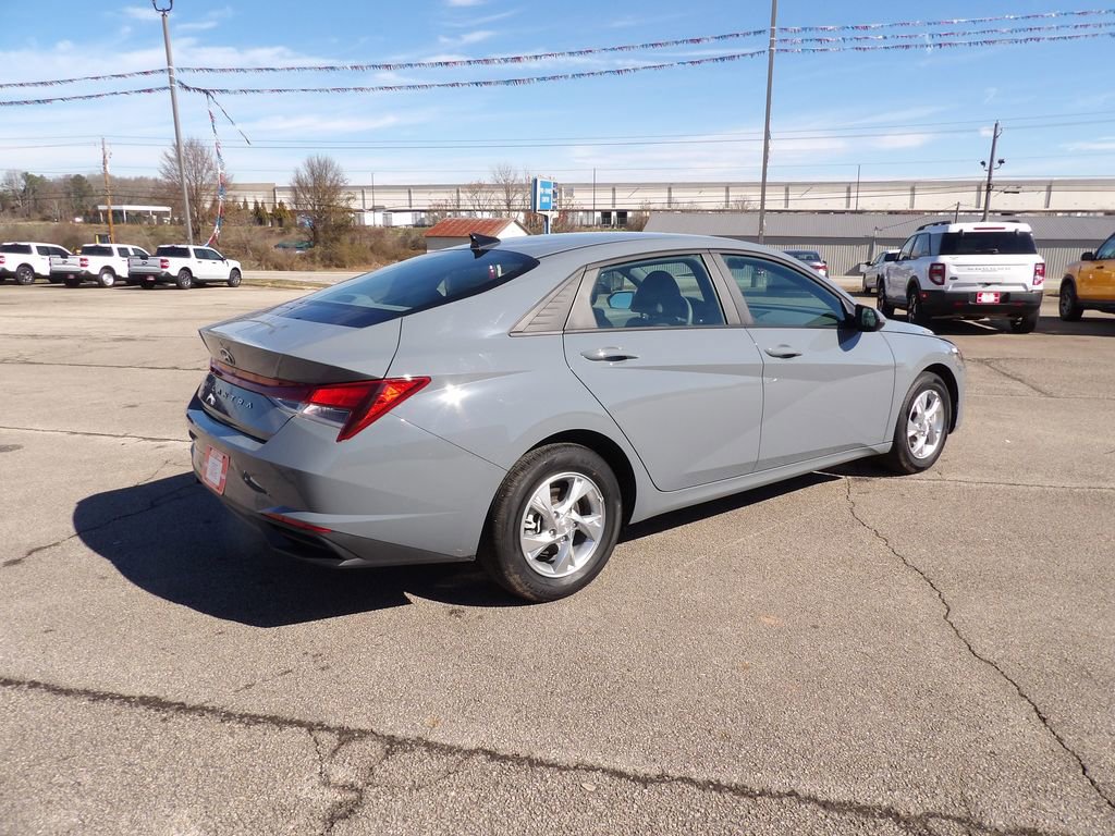 Used 2023 Hyundai Elantra SE w/ Preferred Accessory Package image 9