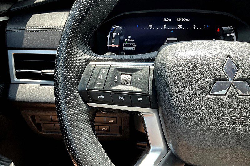 Used 2023 Mitsubishi Outlander SE image 21