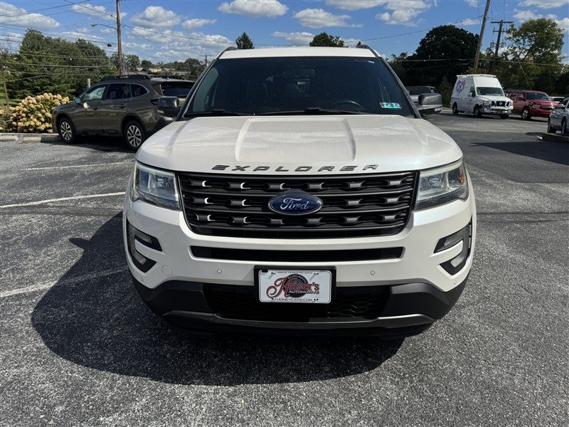 Used 2017 Ford Explorer XLT w/ Equipment Group 202A AWD/4WD image 3