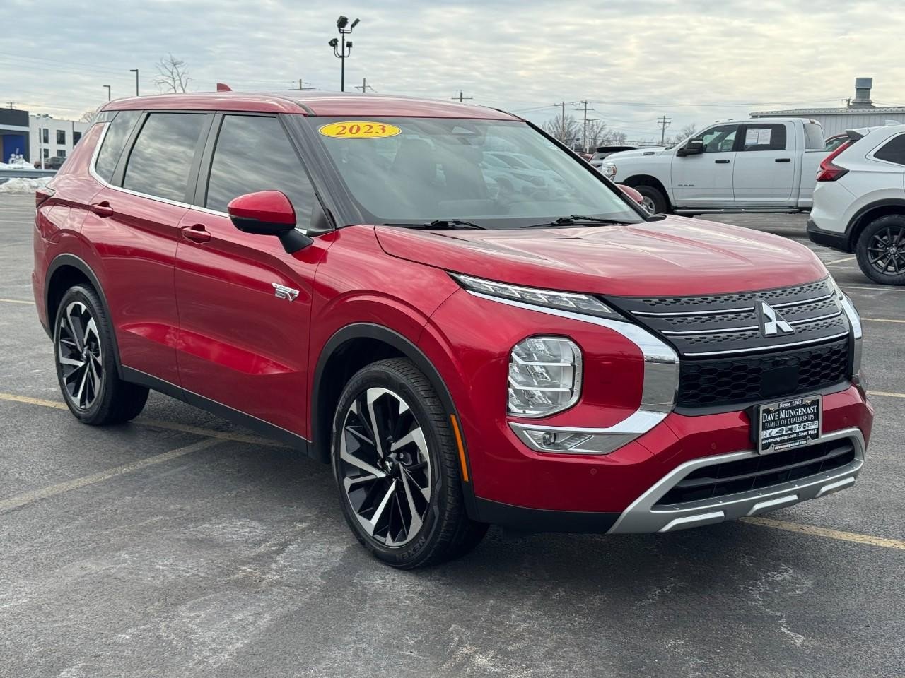 Used 2023 Mitsubishi Outlander SE image 2