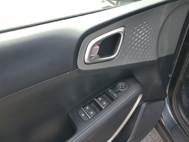 Used 2025 Kia Soul LX w/ LX Technology Package FWD image 12