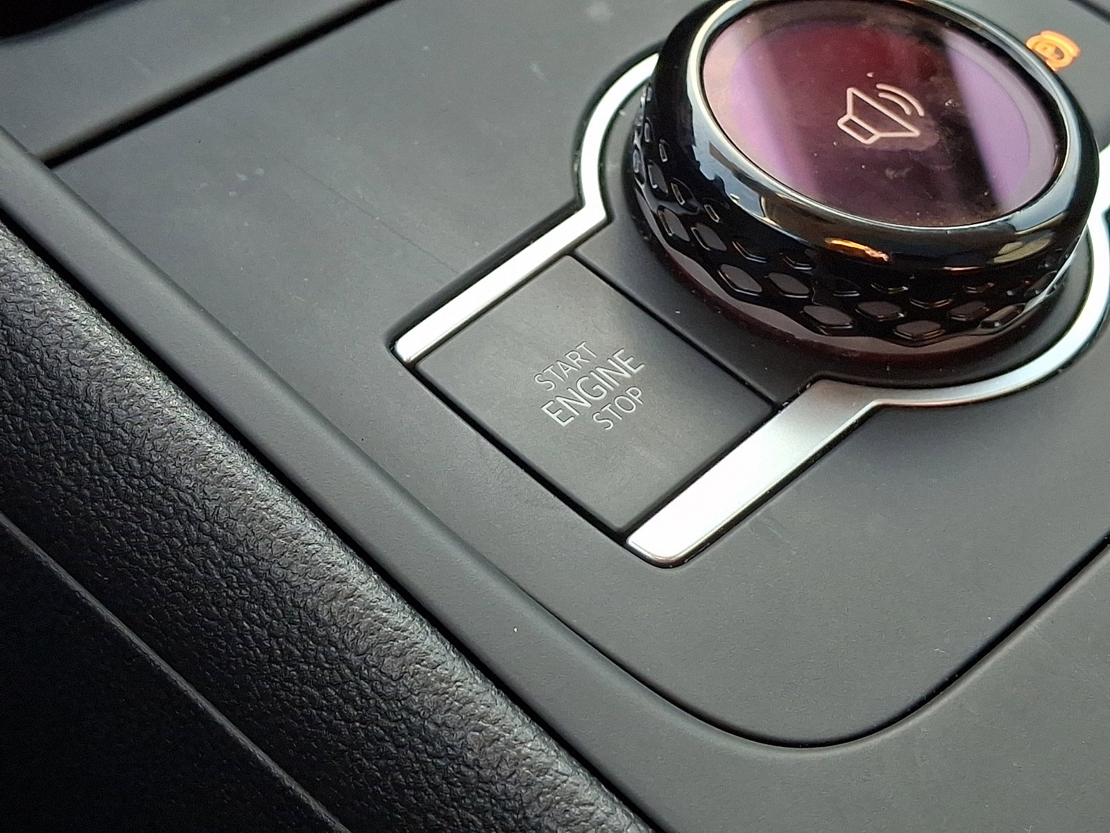 Certified 2025 Volkswagen Tiguan SE image 24