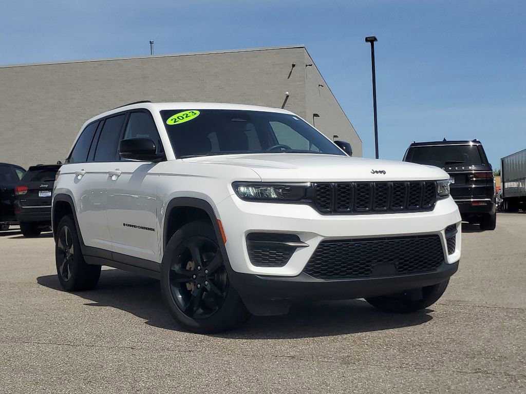 Used 2023 Jeep Grand Cherokee Altitude AWD/4WD image 36