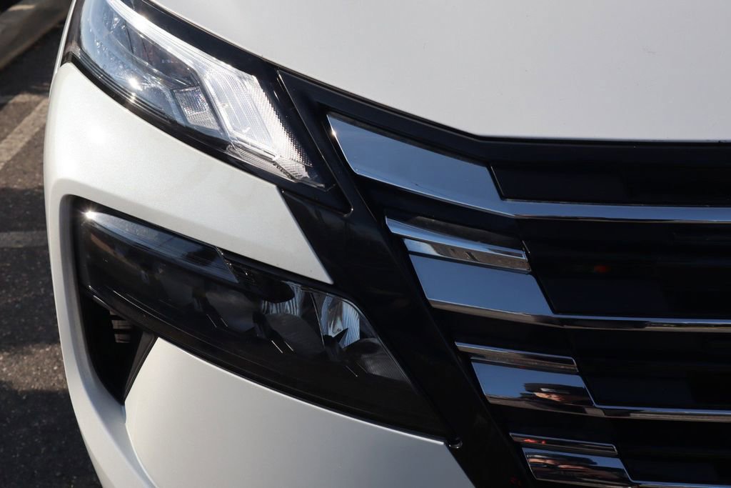 Used 2024 Nissan Rogue SV w/ SV Premium Package image 11