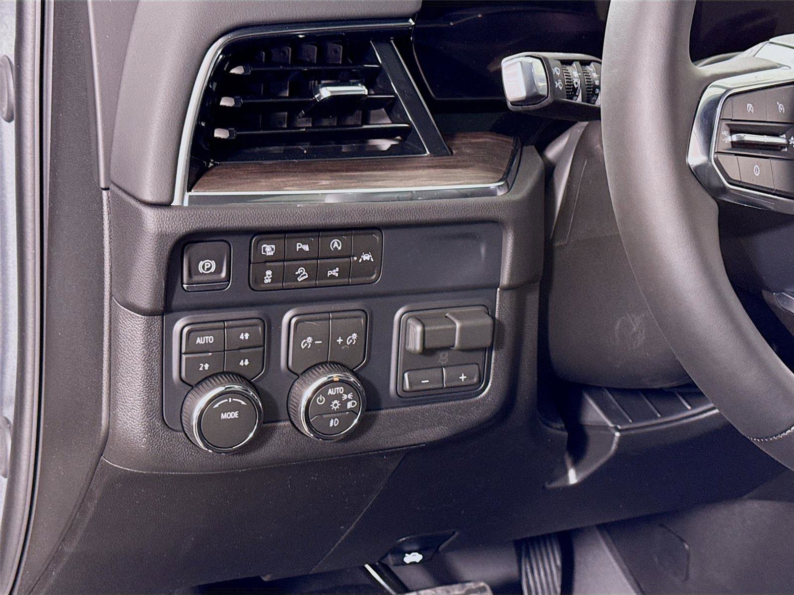 New 2026 Chevrolet Suburban Z71 w/ Comfort Package AWD/4WD image 4