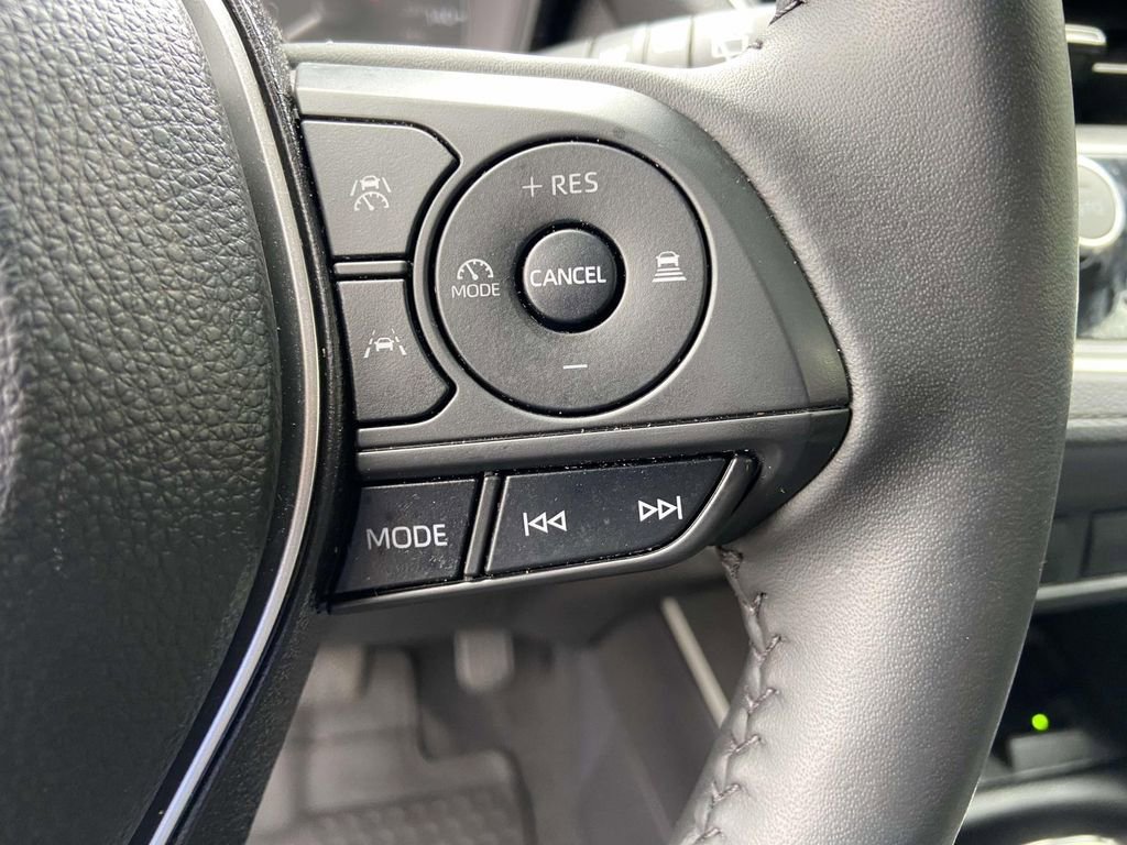 Used 2025 Toyota Corolla Cross LE image 33