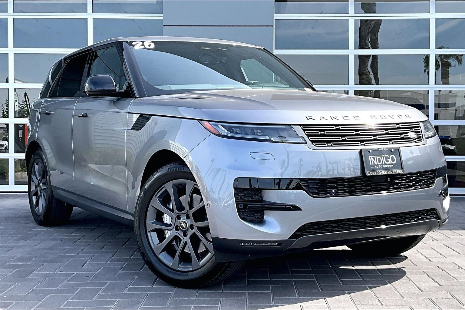 Used 2025 Land Rover Range Rover Sport image 3