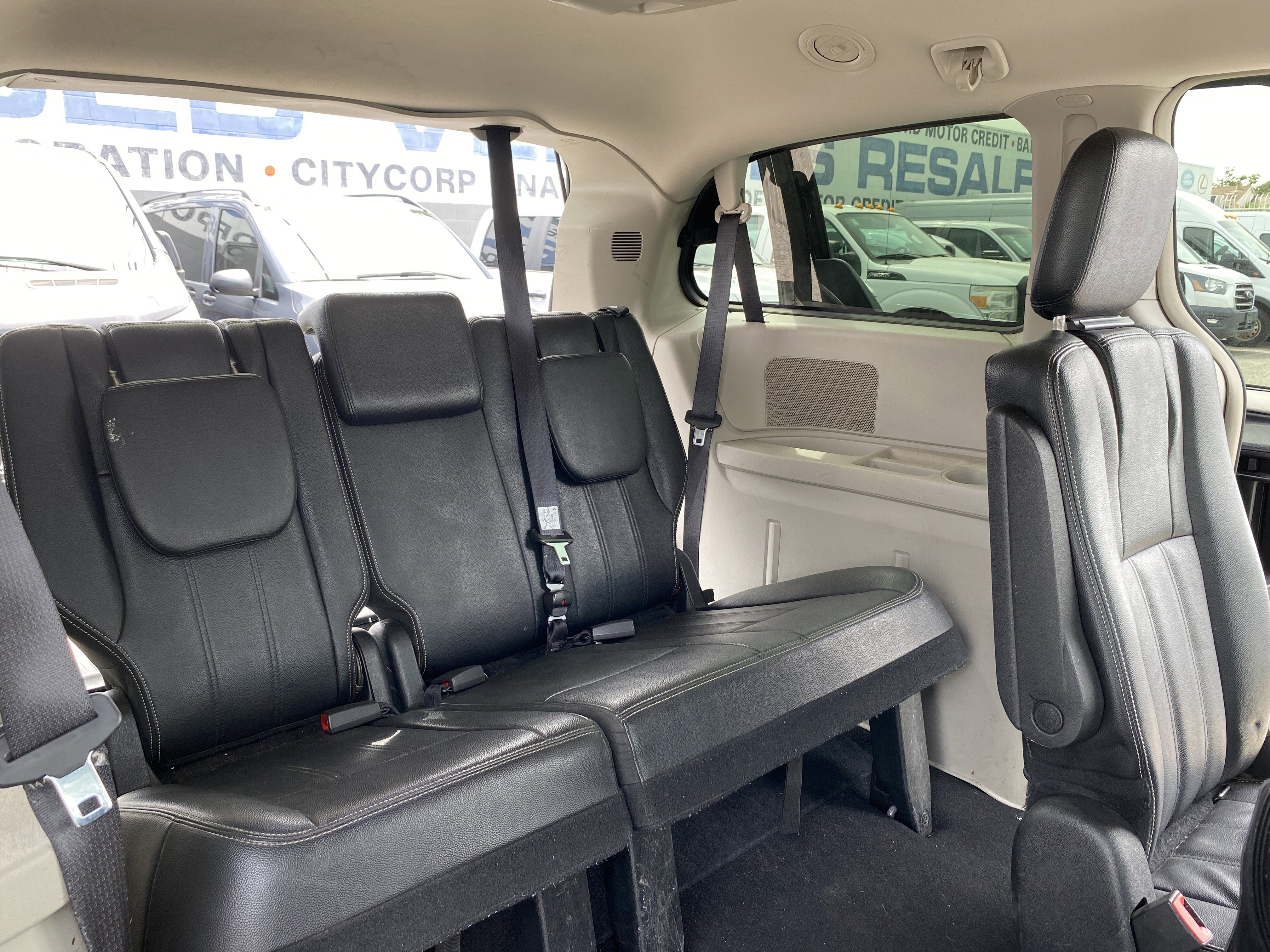 Used 2015 Chrysler Town & Country Touring FWD image 20