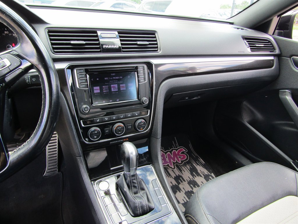 Used 2018 Volkswagen Passat 3.6 FWD image 12