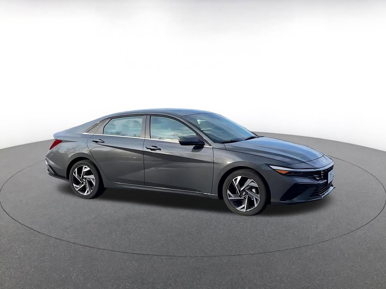 Used 2025 Hyundai Elantra SEL image 2