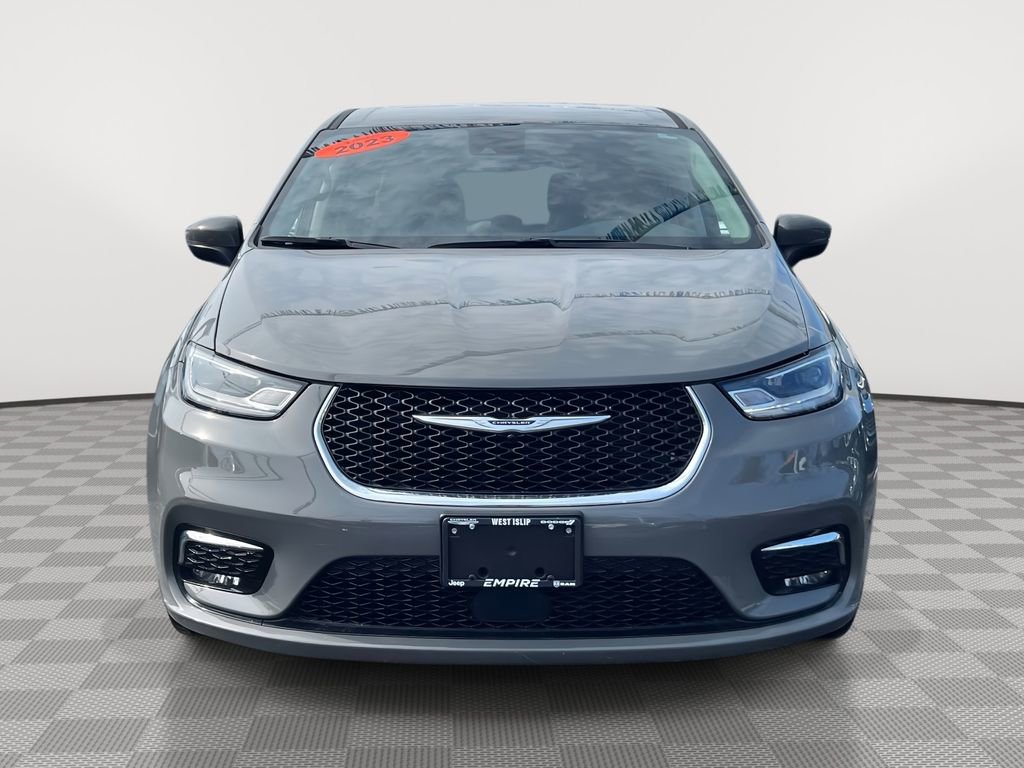 Used 2023 Chrysler Pacifica Touring-L image 9