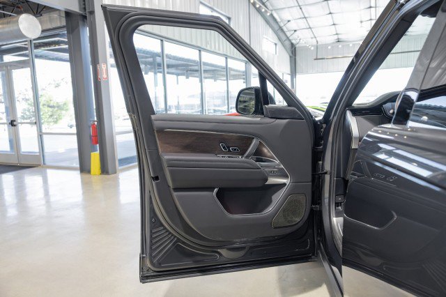Used 2025 Land Rover Range Rover Autobiography image 24