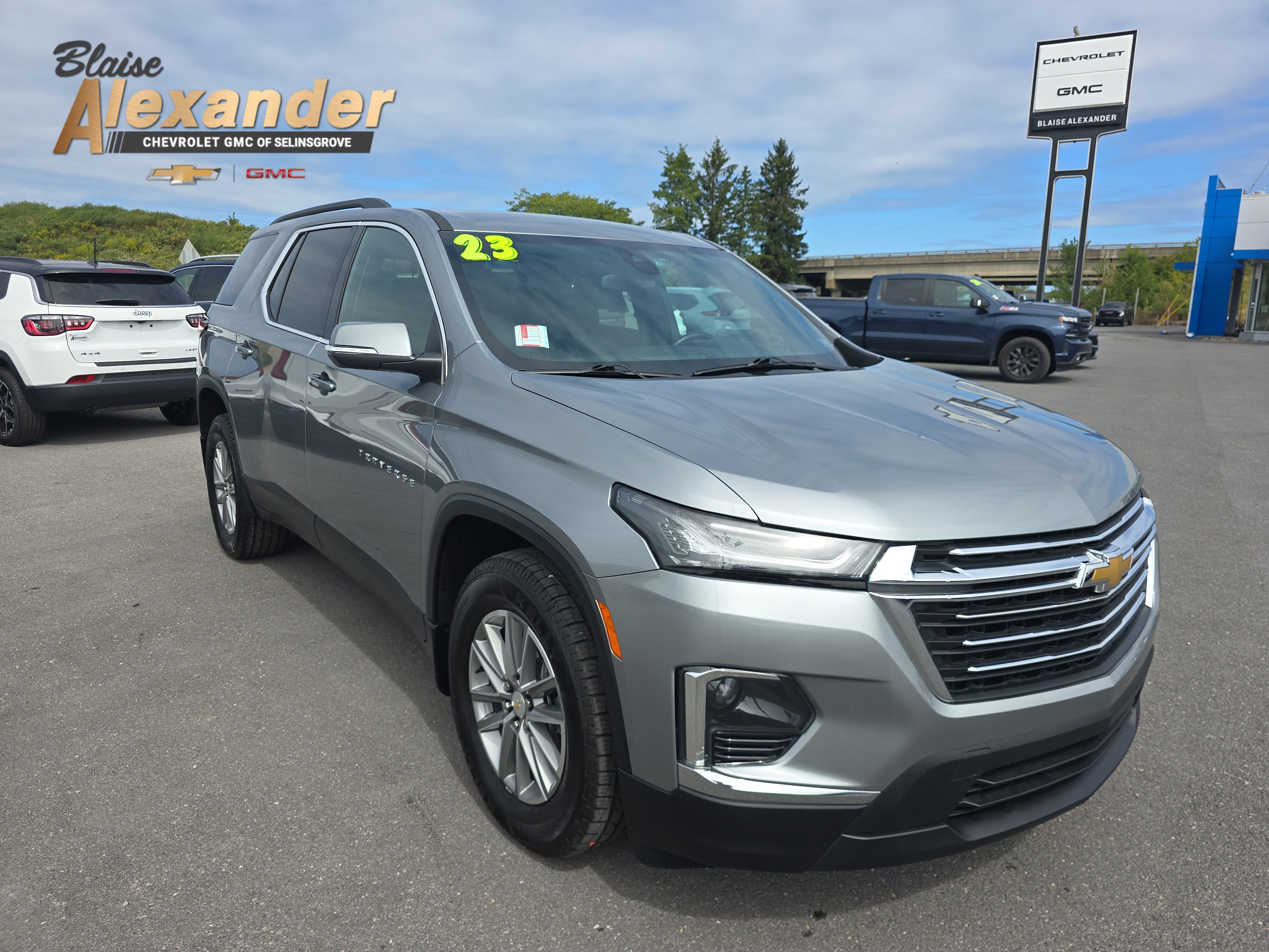 Used 2023 Chevrolet Traverse LT image 1