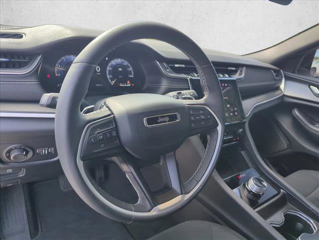 Used 2025 Jeep Grand Cherokee Laredo w/ Luxury Tech Group I RWD image 29