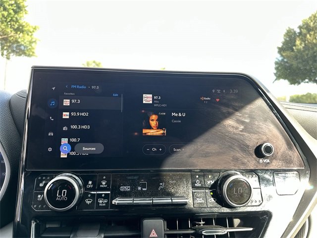 Used 2023 Toyota Highlander Limited image 12