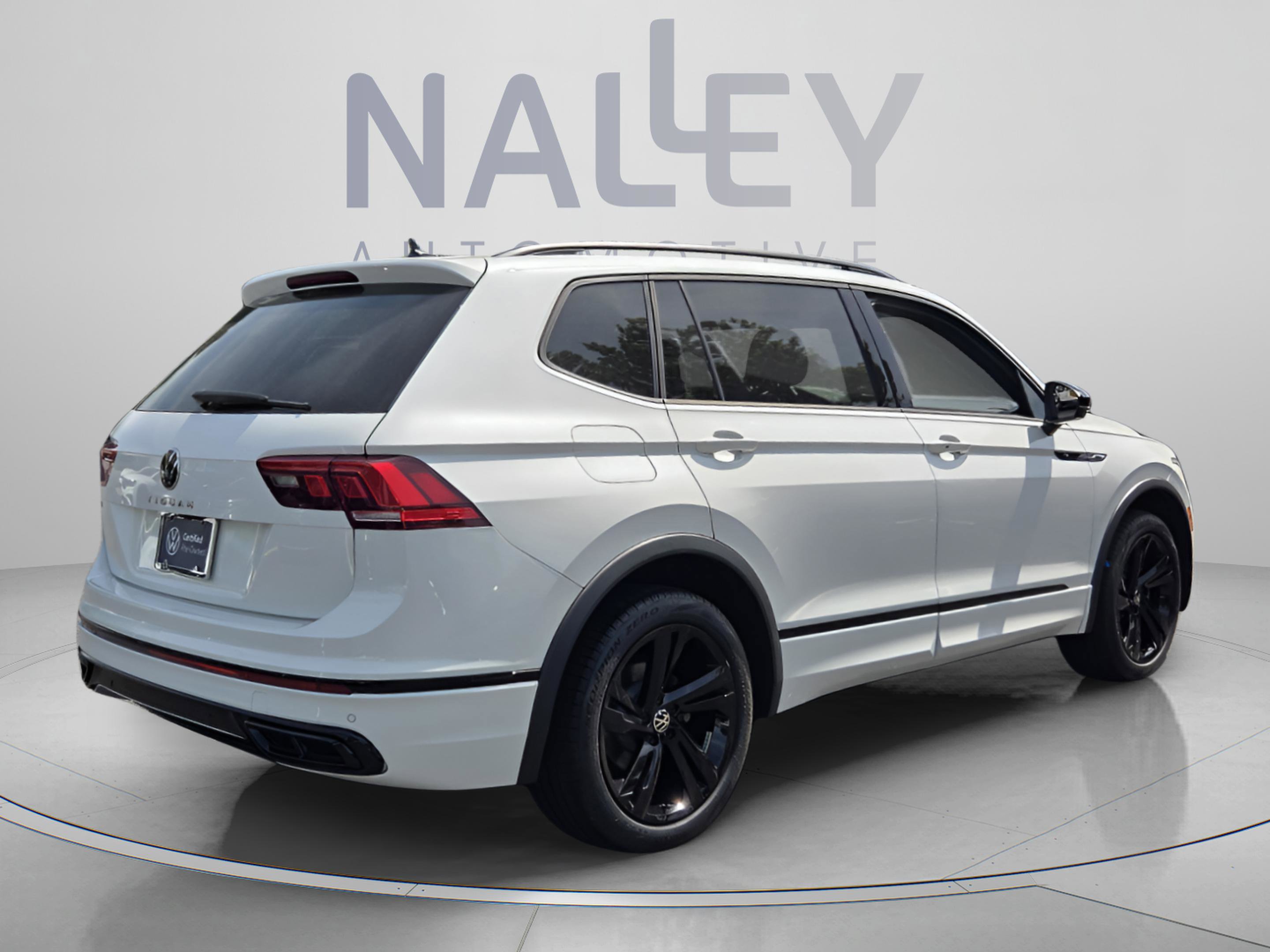 Used 2024 Volkswagen Tiguan SE R-Line FWD image 5