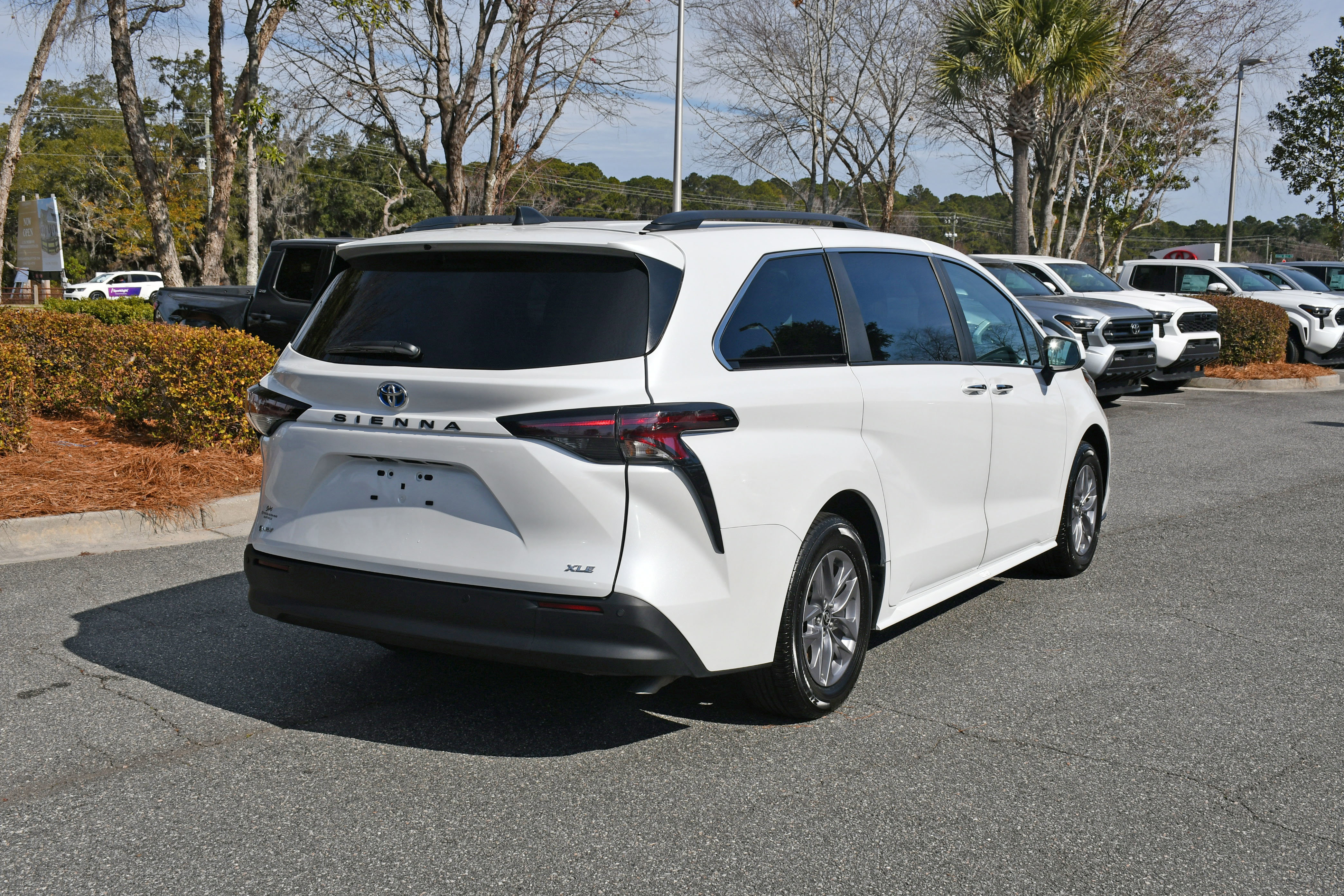 Used 2025 Toyota Sienna XLE w/ XLE Plus Package image 4