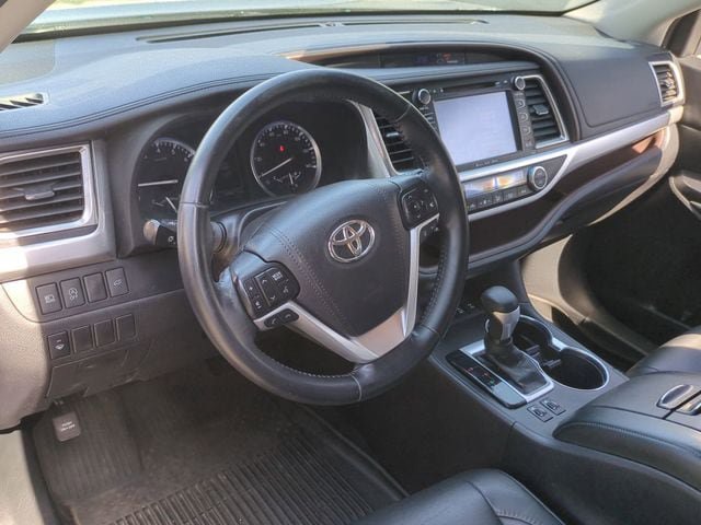 Used 2018 Toyota Highlander XLE AWD/4WD image 10
