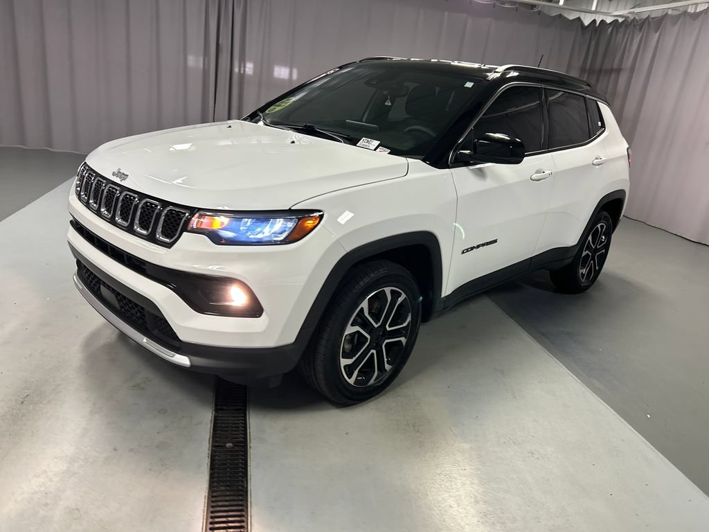 Used 2023 Jeep Compass Limited AWD/4WD image 3