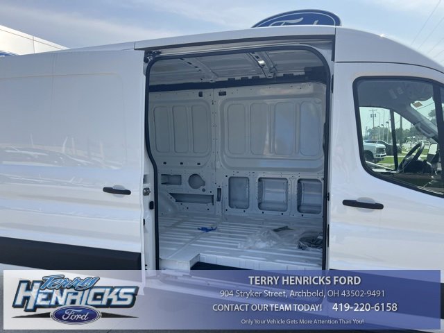 New 2023 Ford E-Transit Medium Roof image 10