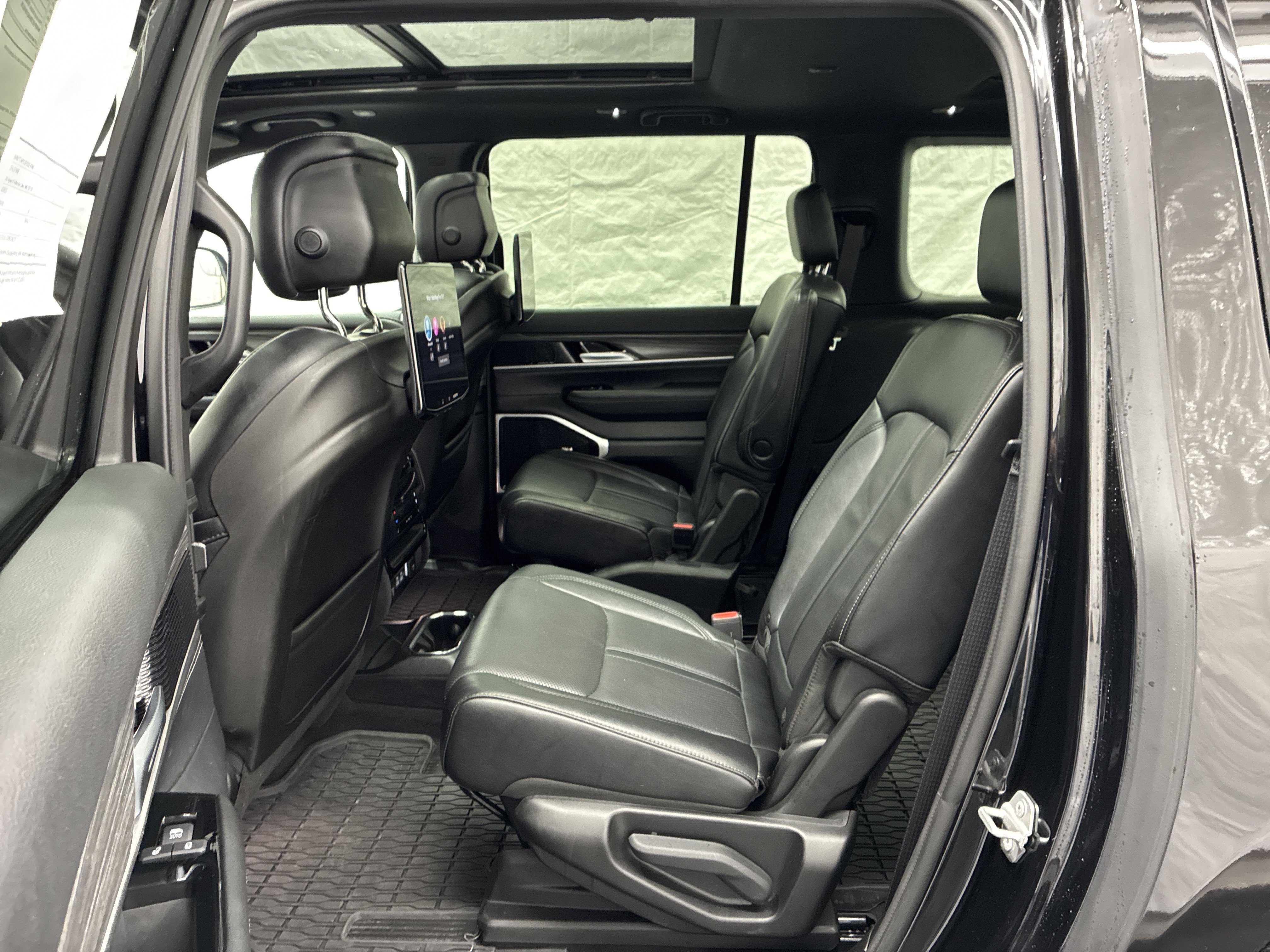 Certified 2024 Jeep Wagoneer L Series III w/ Premium Group I AWD/4WD image 11