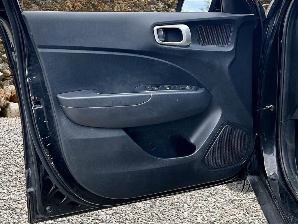 Used 2022 Hyundai Venue SEL image 18