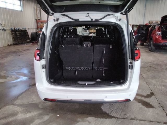 Used 2025 Chrysler Pacifica Select image 12