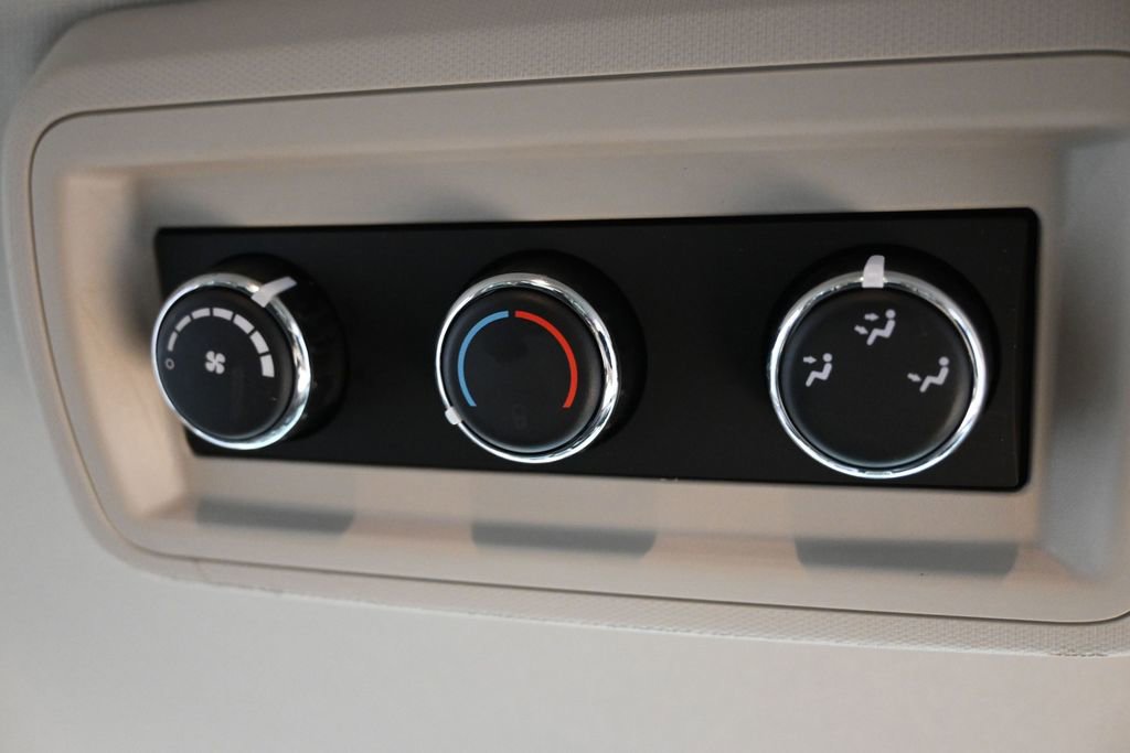 Used 2018 Dodge Grand Caravan SE w/ UConnect Hands-Free Group FWD image 33