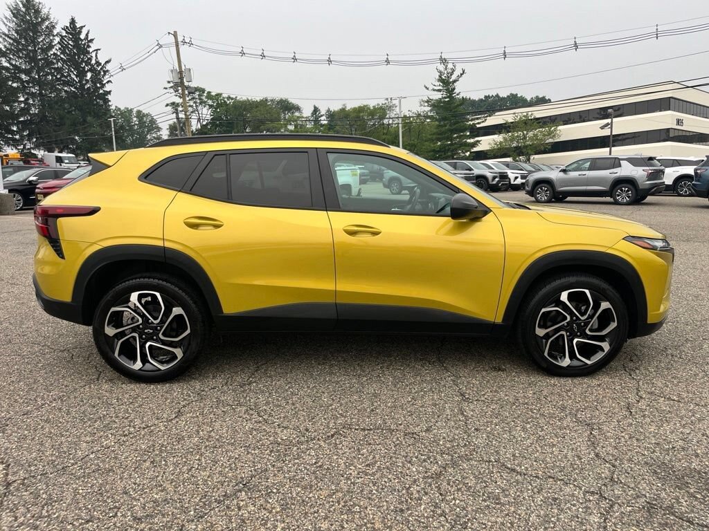 Used 2024 Chevrolet Trax RS w/ Sunroof Package FWD image 8