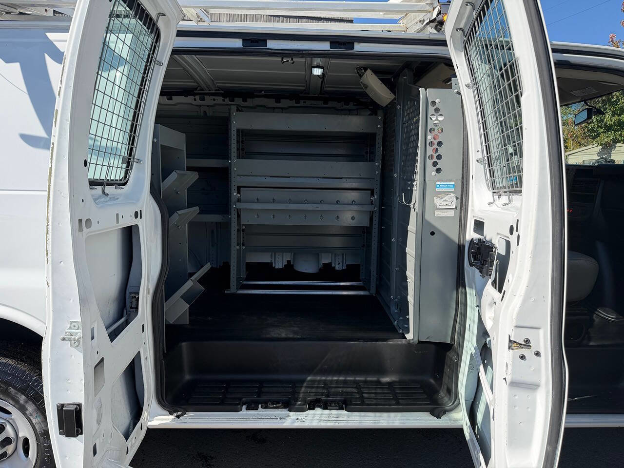 Used 2014 Chevrolet Express 2500 image 32