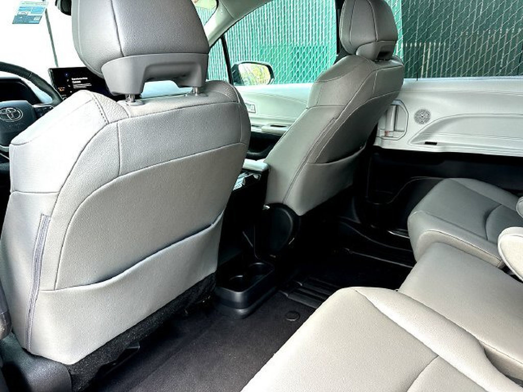 Used 2025 Toyota Sienna XLE FWD image 20