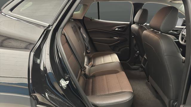 Used 2025 Chevrolet Trax LT FWD image 28
