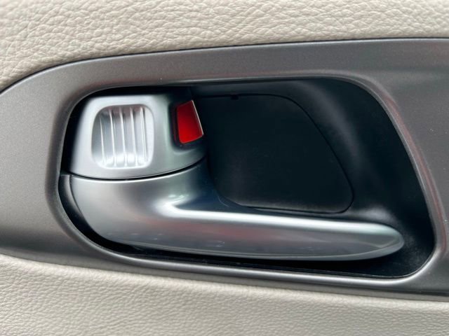 Used 2023 Chrysler Pacifica Touring-L FWD image 11