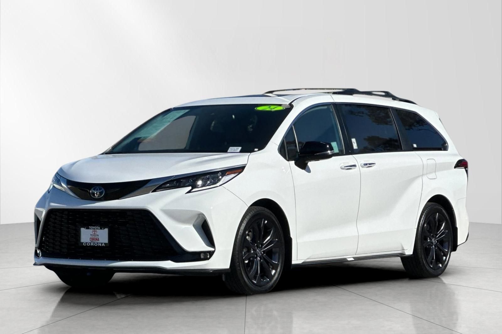 Used 2024 Toyota Sienna XSE w/ XSE Premium Package image 8