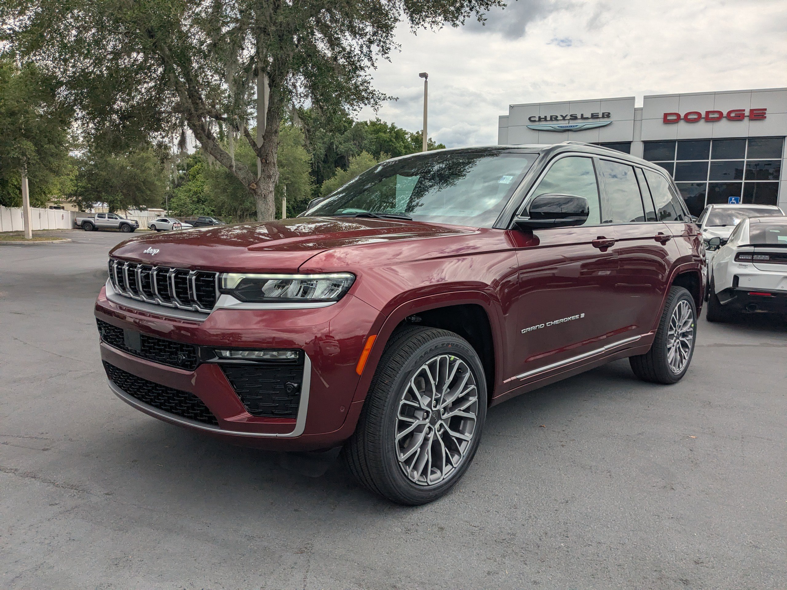 New 2026 Jeep Grand Cherokee Summit image 7