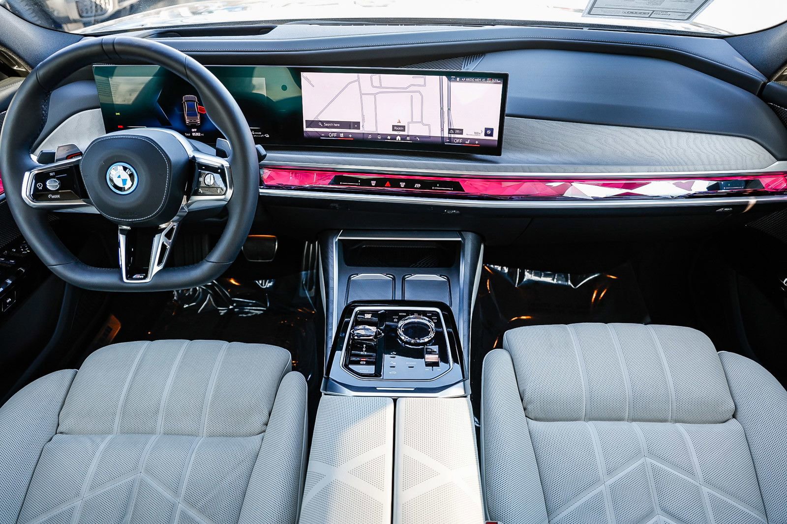Used 2026 BMW 750e xDrive image 10