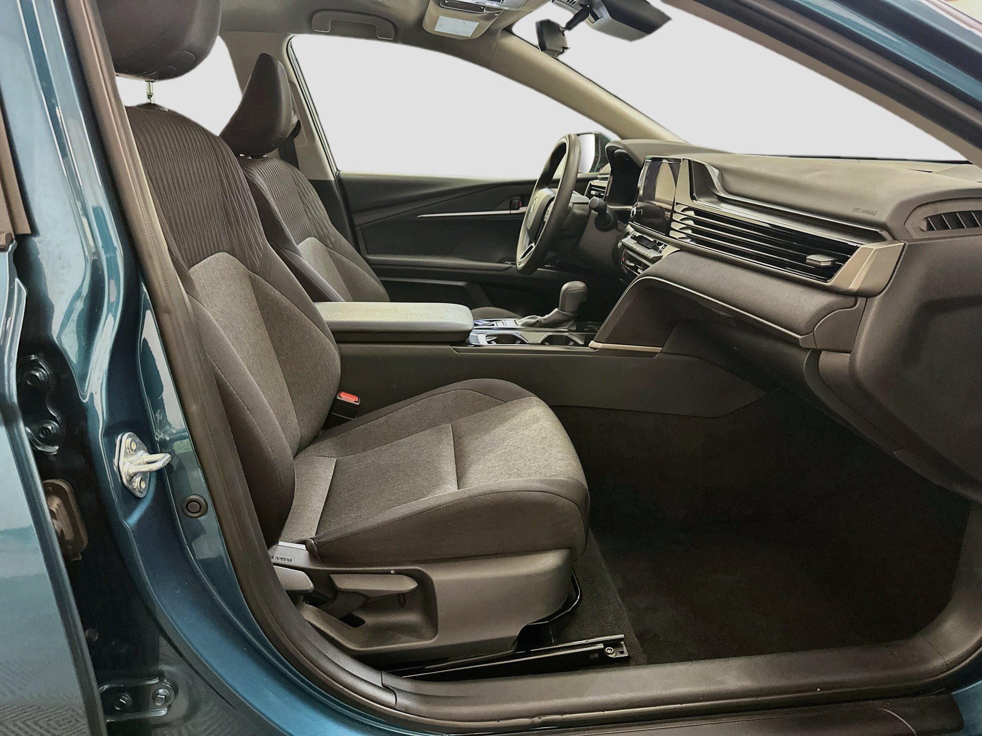 Used 2025 Toyota Camry LE FWD image 32