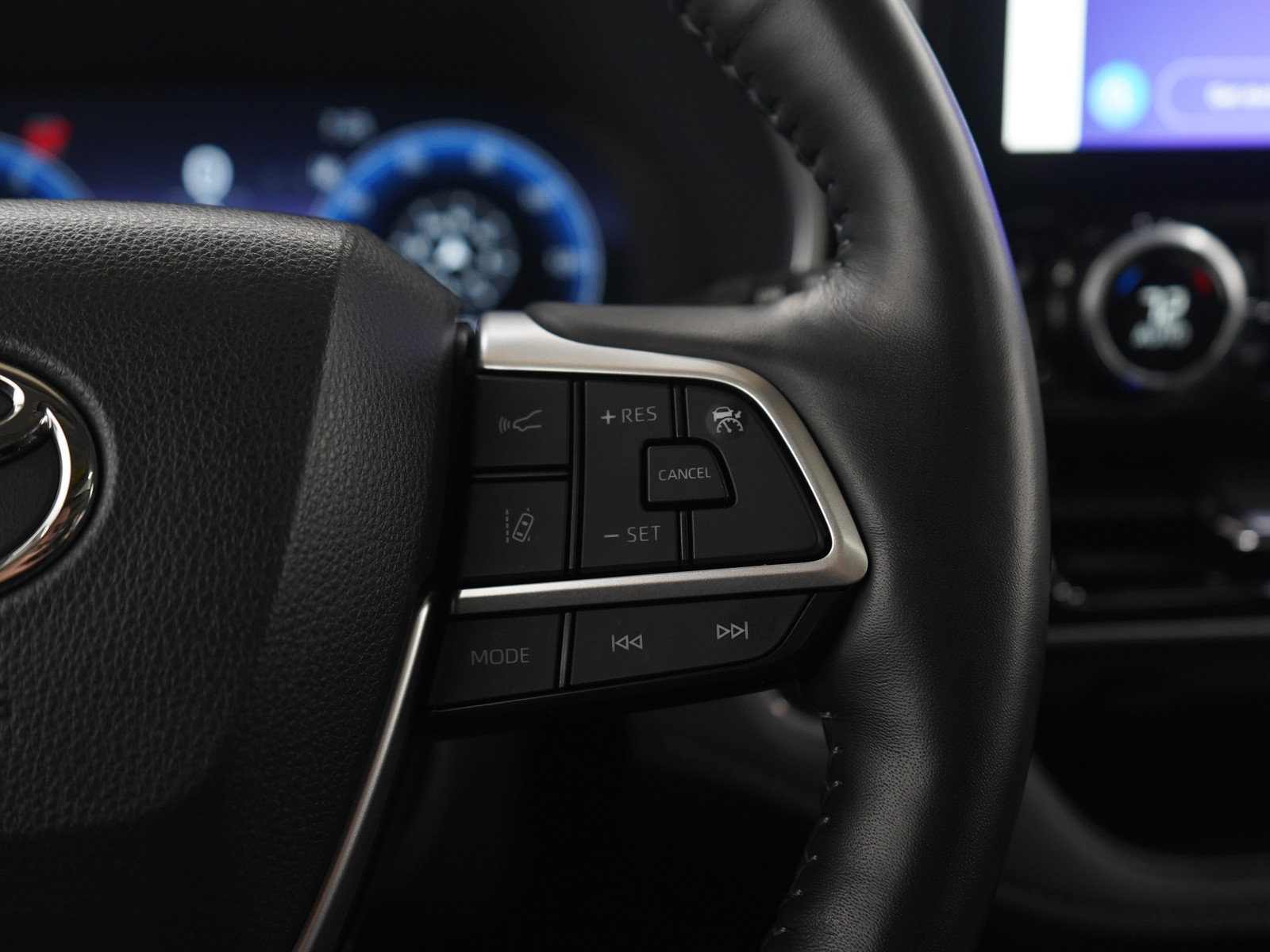 Used 2024 Toyota Highlander Limited AWD/4WD image 30