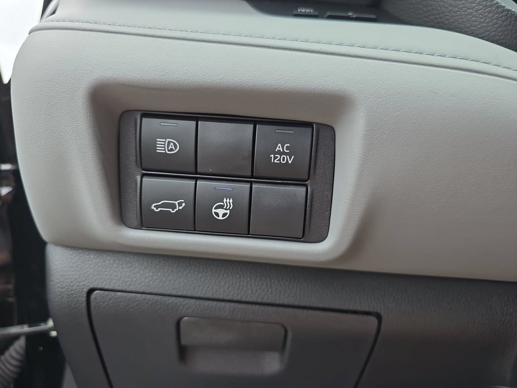 Certified 2025 Toyota Highlander Limited AWD/4WD image 31