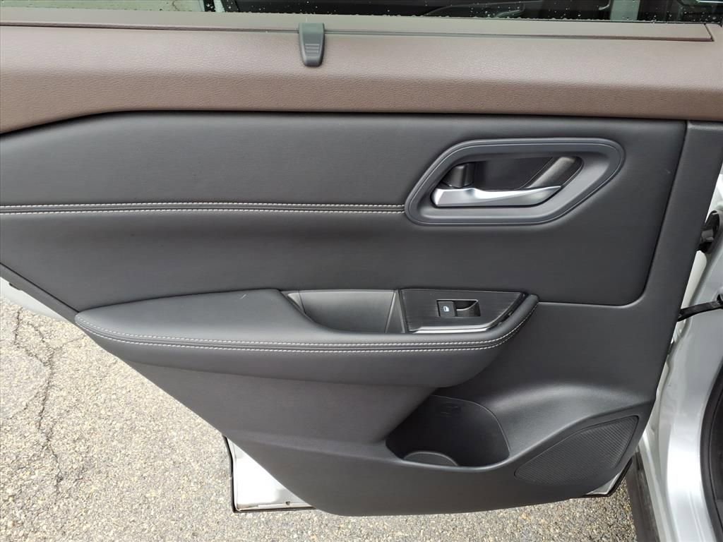 Used 2023 Nissan Rogue SV w/ SV Premium Package image 35