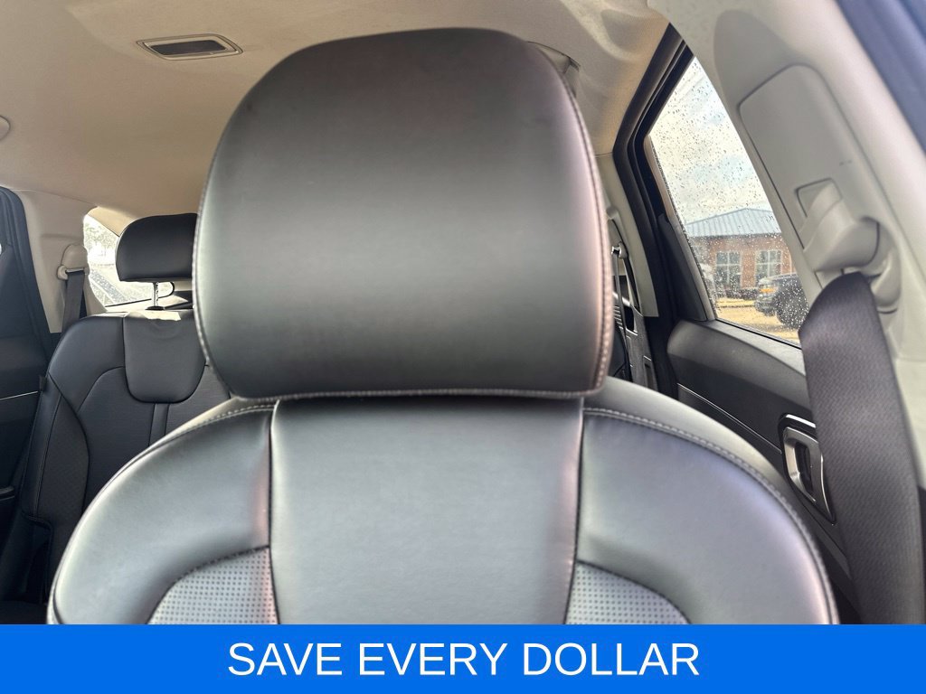 Used 2025 Kia Sorento S FWD image 11