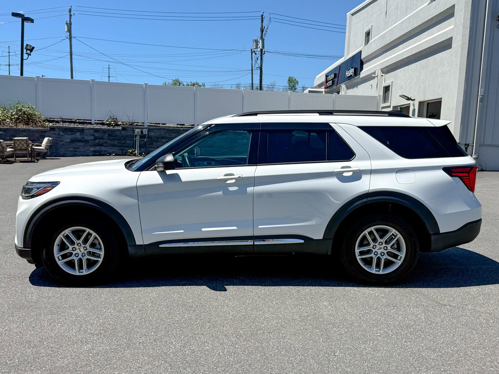 Used 2025 Ford Explorer Active AWD/4WD image 4