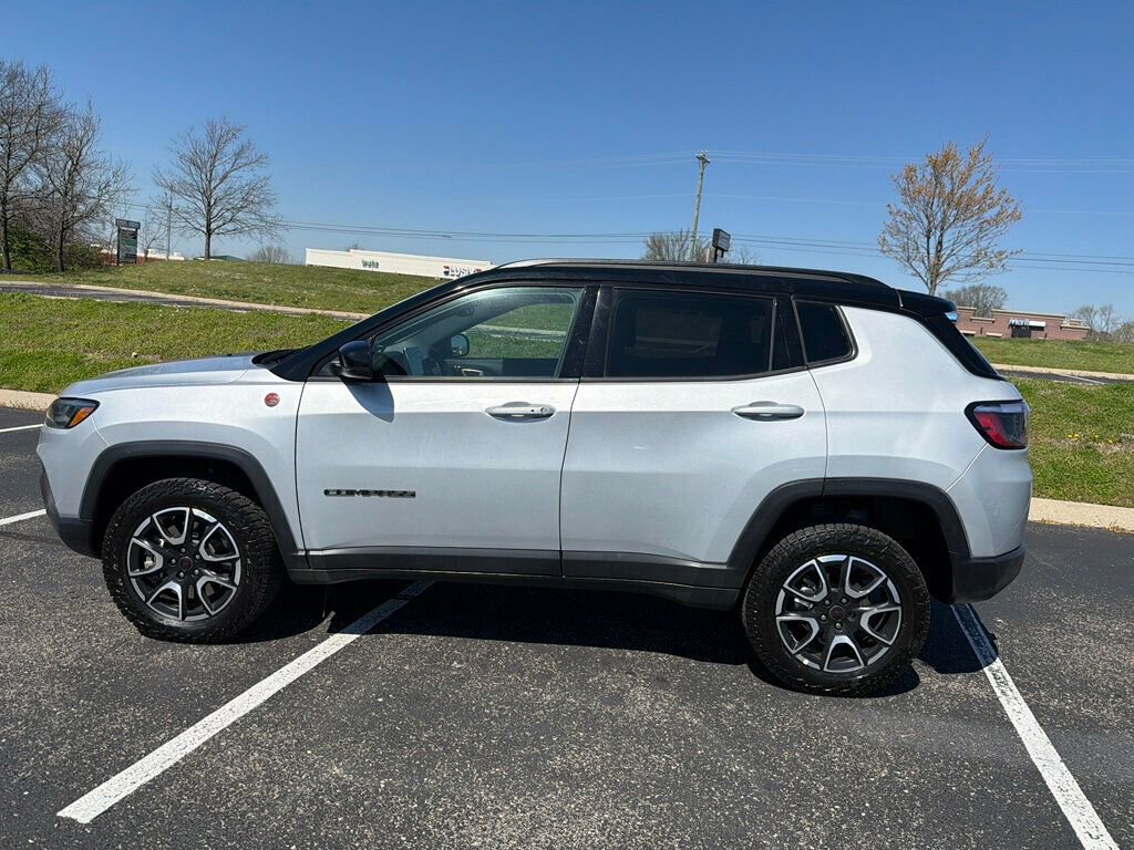Used 2025 Jeep Compass Trailhawk AWD/4WD image 7