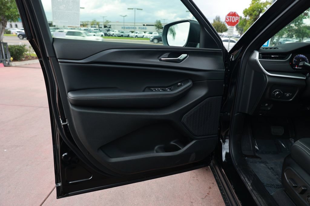 New 2025 Jeep Grand Cherokee Laredo image 11