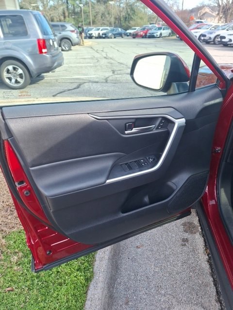 Used 2021 Toyota RAV4 XLE Premium image 9