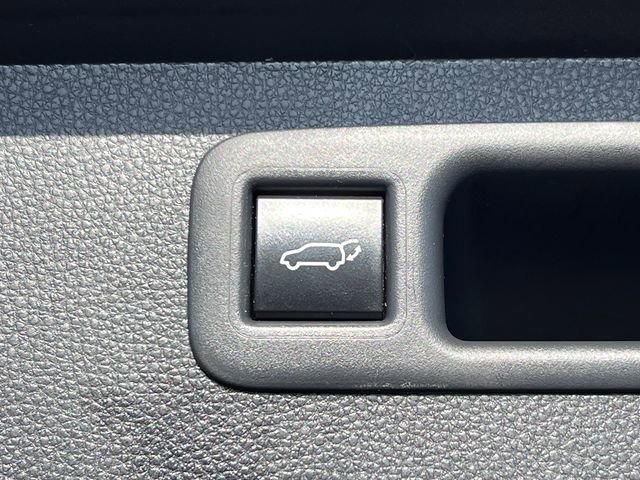 Used 2022 Toyota Highlander XLE AWD/4WD image 36