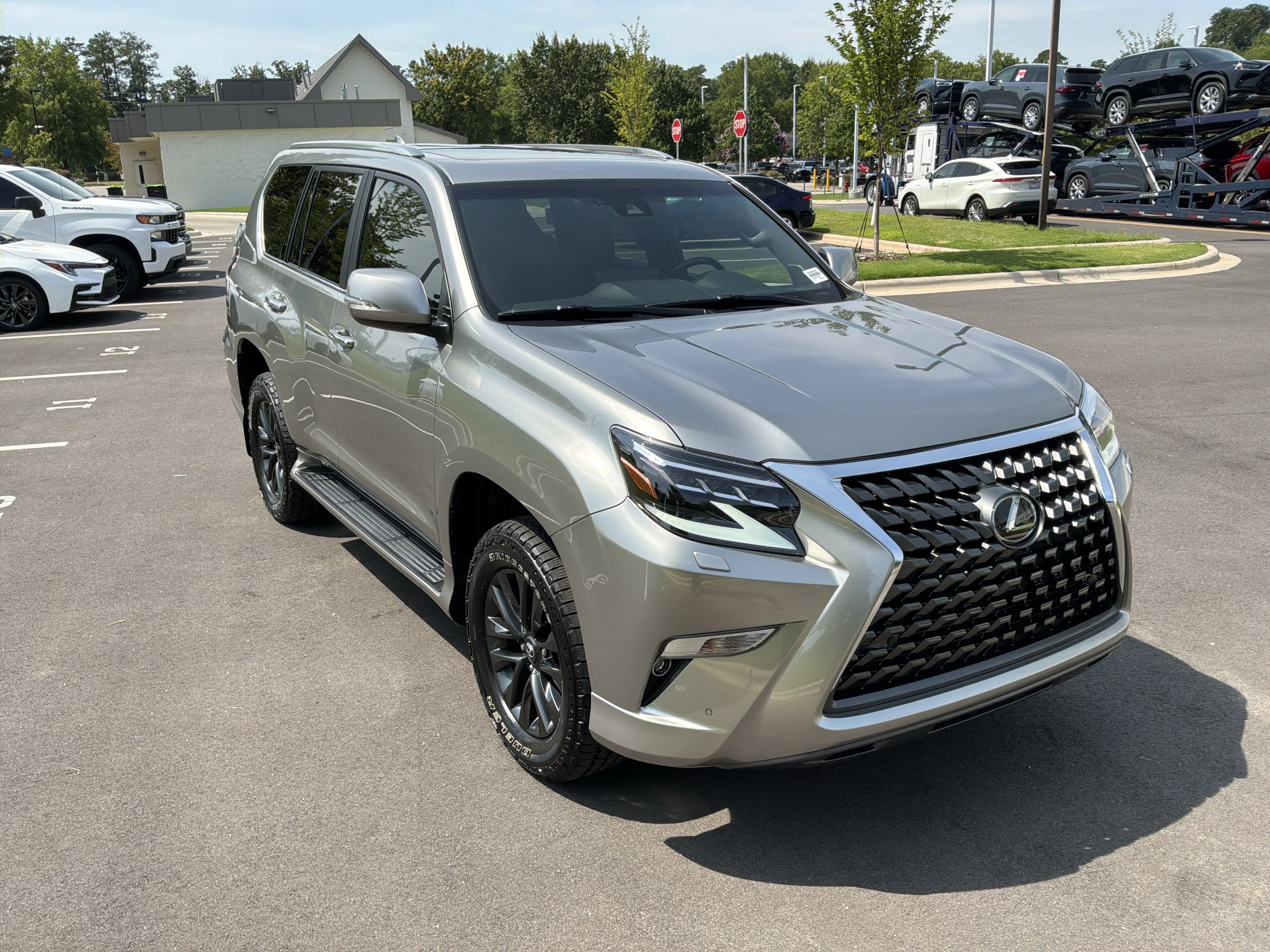 Used 2022 Lexus GX 460 Premium w/ Premium Package AWD/4WD image 2