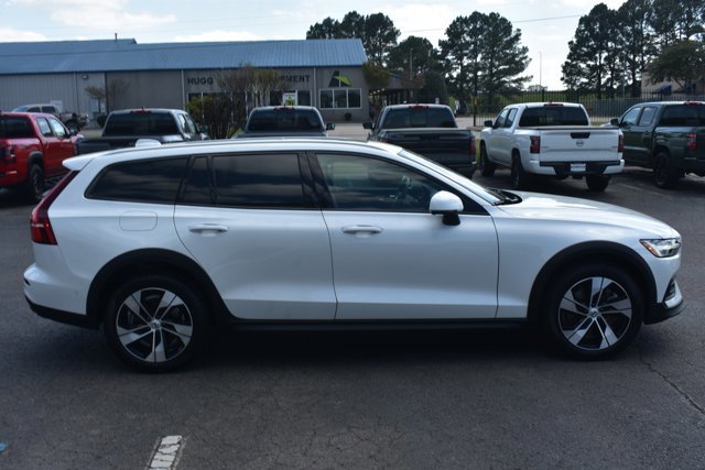 Used 2023 Volvo V60 B5 Cross Country Plus w/ Climate Package image 4
